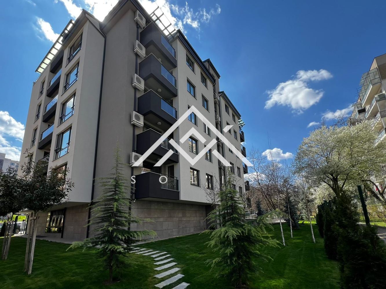 Просторный пентхаус с большими террасами и видом на гору Витоша на продажу в Дианабаде - 0
